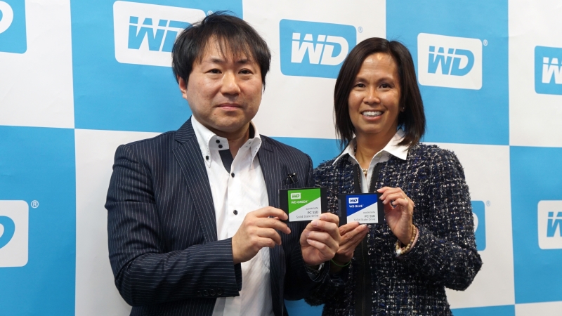 ウエスタンデジタルジャパン株式会社 チャネルマーケティング シニアマネージャーの安田伸幸氏(左)と、Western Digital デバイスグループ マーケティング コミュニケーションを務めるLaurie Iwami氏