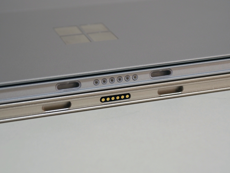 上がSurface Pro 4、下がT303UA。接点の数は同じだが大きさが違うので、キーボードカバーなどに互換性はない