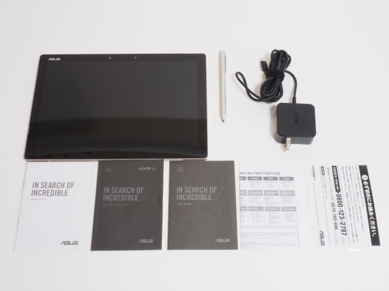 本体同梱品。左上から本体、スタイラスペン(ASUS Pen)、ACアダプタ、Warranty Card、ユーザーマニュアル、ユーザーガイド、スタイラスペンマニュアル、ちらし「必ず初めにお読みください」