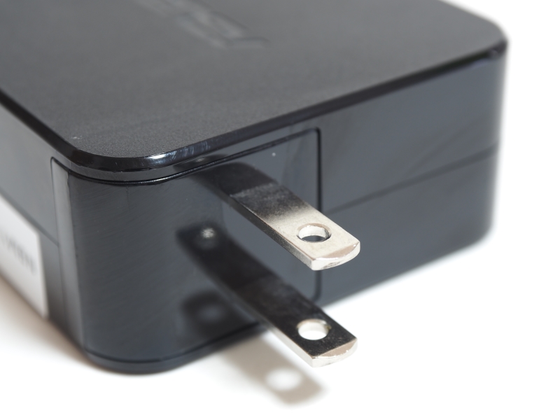 T303UA同梱のACアダプタはプラグを収納できない