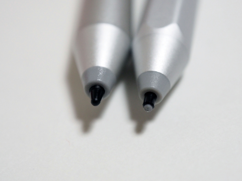 左がASUS Pen、右がSurfaceペン。ASUS Penのペン先はかなり硬め。Surfaceペンのペン先は2H、H、HB、Bが用意されており、標準のペン先としてはHBが装着されている