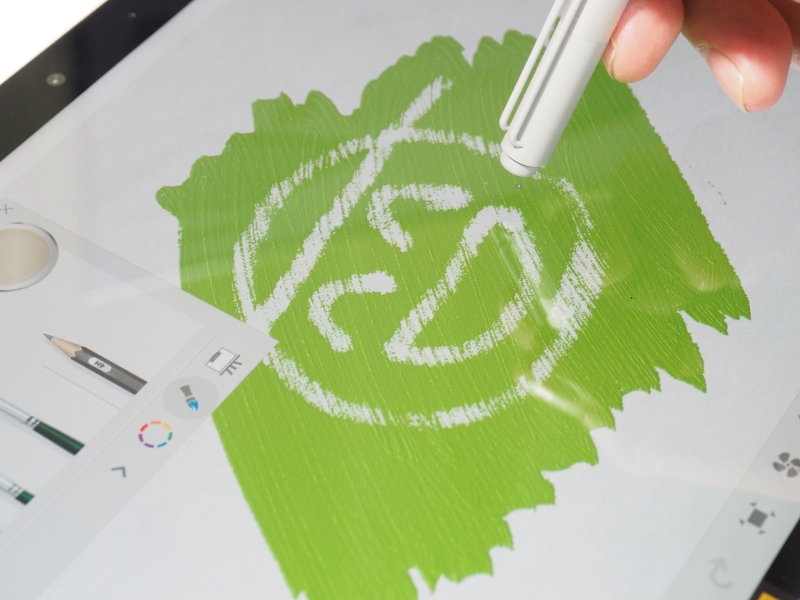 SurfaceペンはT303UAでも使用可能。ノックボタンの消しゴム機能も特に設定せずにそのまま利用できる