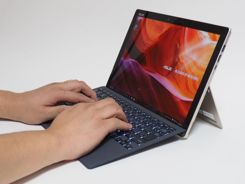 T303UAのキーボードカバーはSurface Pro 4と同様に傾斜を付けられる。キーボードカバーがテーブルから離れることで、わずかなたわみが生じるが、タイピング時のショックを吸収してくれるので指の疲れが少ない