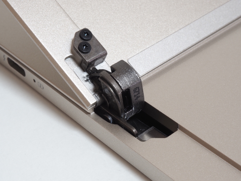 キックスタンドのヒンジは金属製。いかにも耐久性が高そうだ