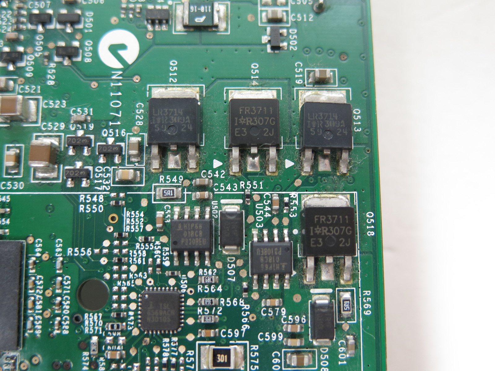 左下のIntersil製「ISL6569ACR」はステップダウンDC-DCコントローラである。このように電源回路はかなり大掛かりだ