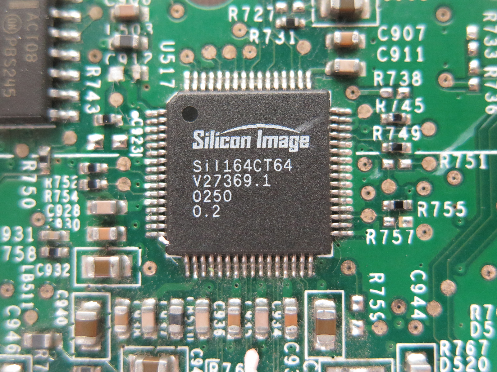 Silicon Imageの「Sil164CT64」TMDSトランスミッターであり、Single LinkのDVI出力をサポート。解像度は最大1,600×1,200ドットとなる