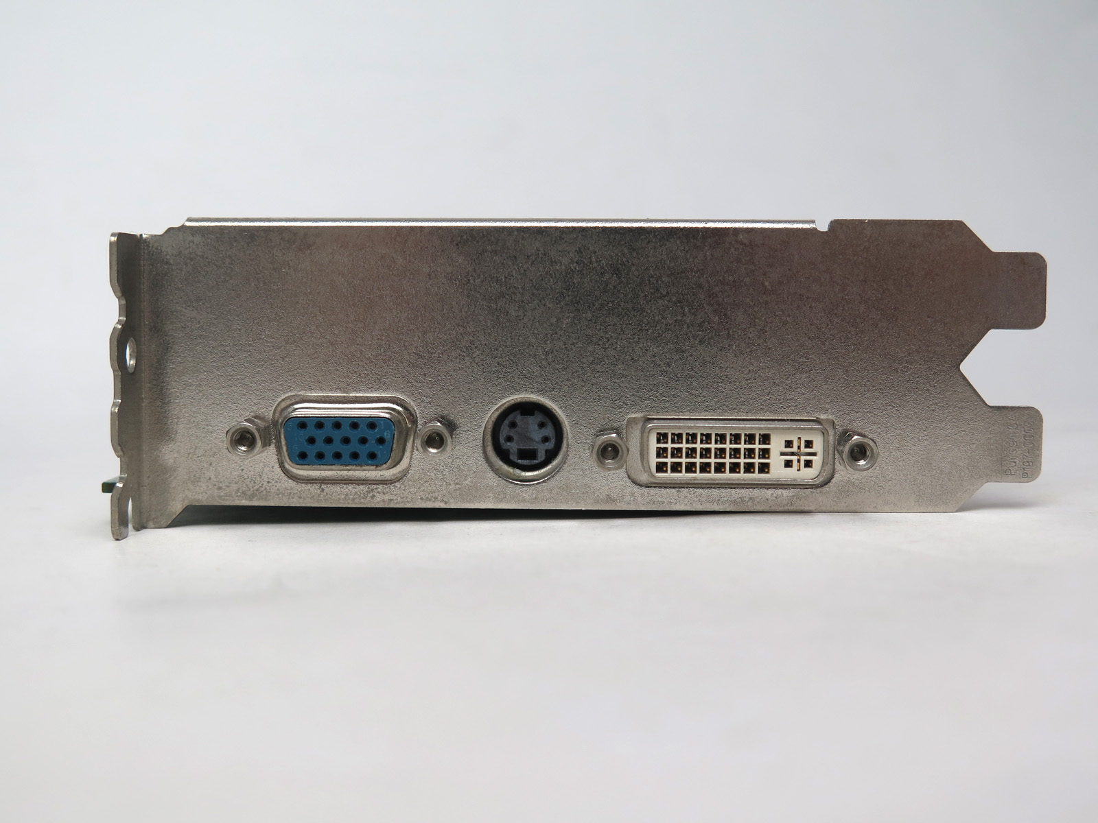 拡張ブラケットは2スロット占有。ディスプレイ出力はミニD-Sub15ピン、Sビデオ出力、DVI-I端子