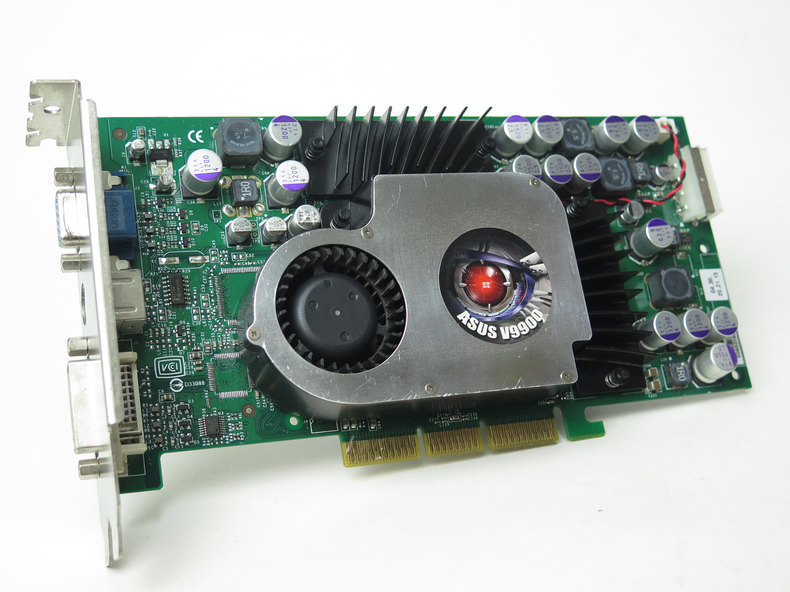 今回入手したGeForce FX 5800のカード。残念ながらFX Flowを採用したUltraではない