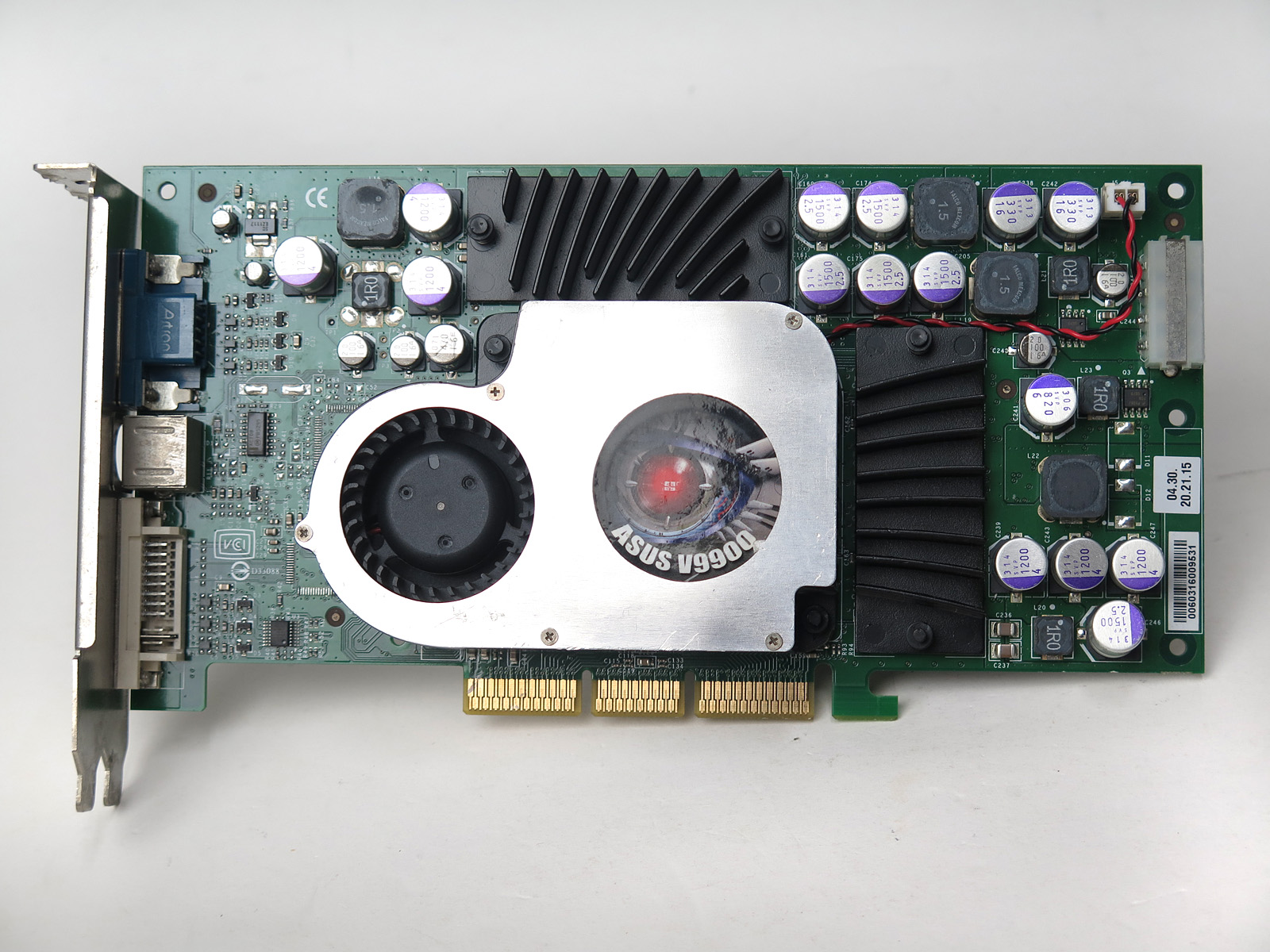 正面から見たところ。コンデンサの実装が多い