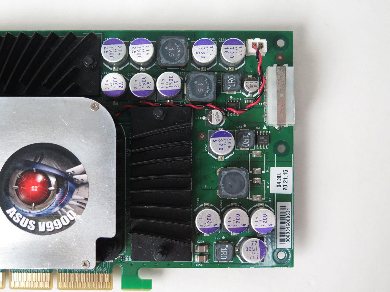 カード右上の電源部。固体コンデンサがふんだんに使われている