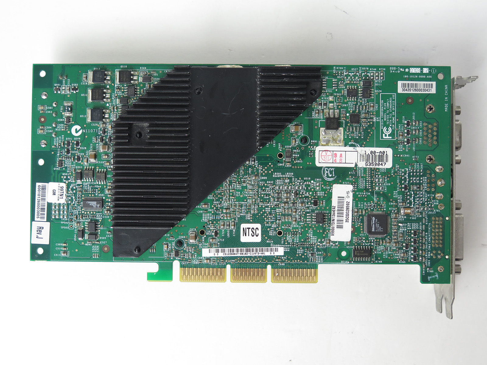 部品は裏面も実装されており、特にメモリは発熱が大きかったためか、ヒートシンクが取り付けられている