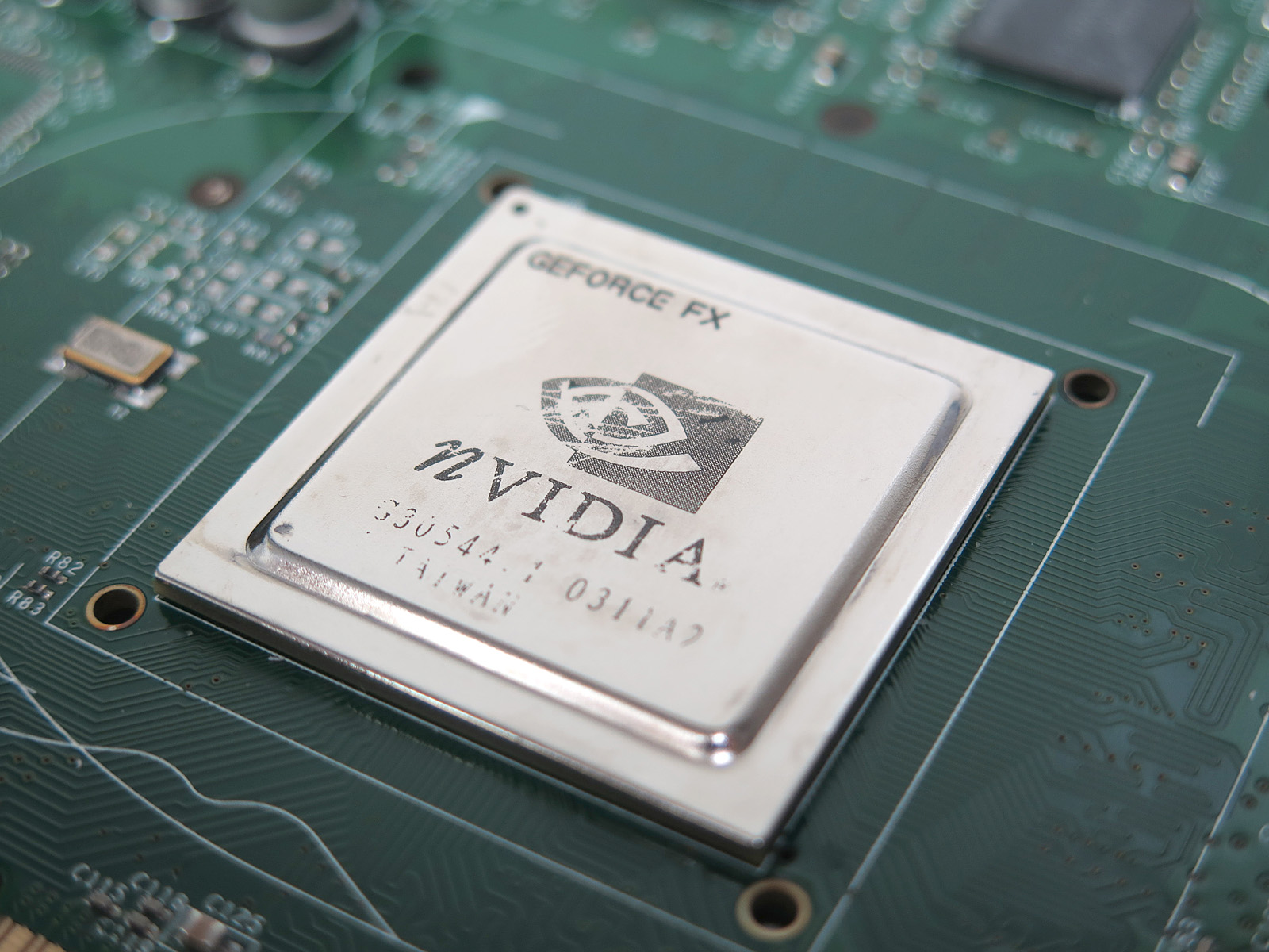 GeForce FX 5800。当初熱伝導シートが溶けていて汚かったのでこすり落としたが、そのせいで印刷も少し擦れてしまった