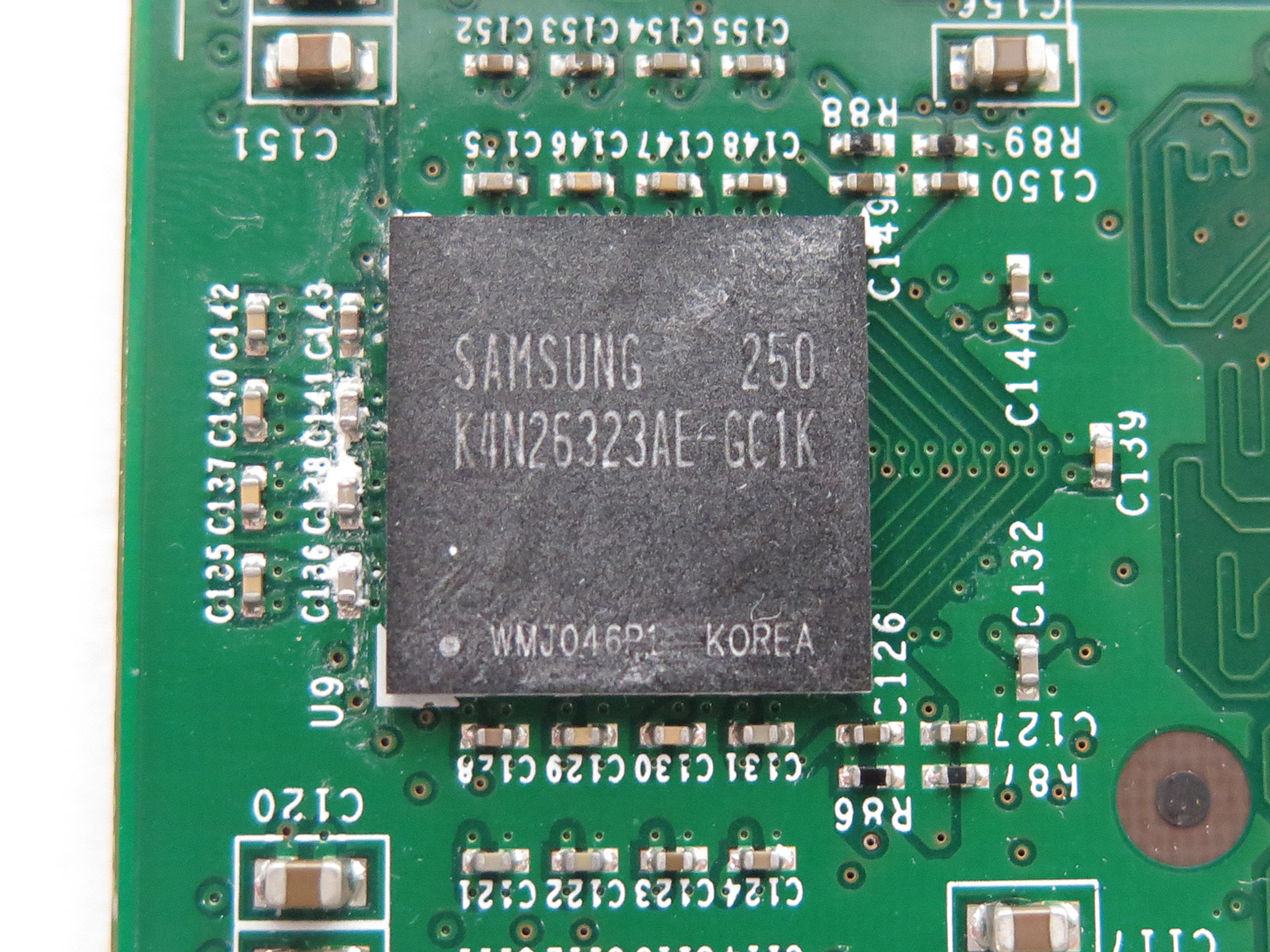 DDR2メモリはSamsungの「K4N26323AE-GC1K」。1Mワード×32bit×4バンクで、1チップ16MB。これを表裏に4枚ずつ実装することで、128MBを実現している。ちなみに型番末尾の「1K」はデータシートになく、NVIDIA向けに早期提供されたモデルかもしれない
