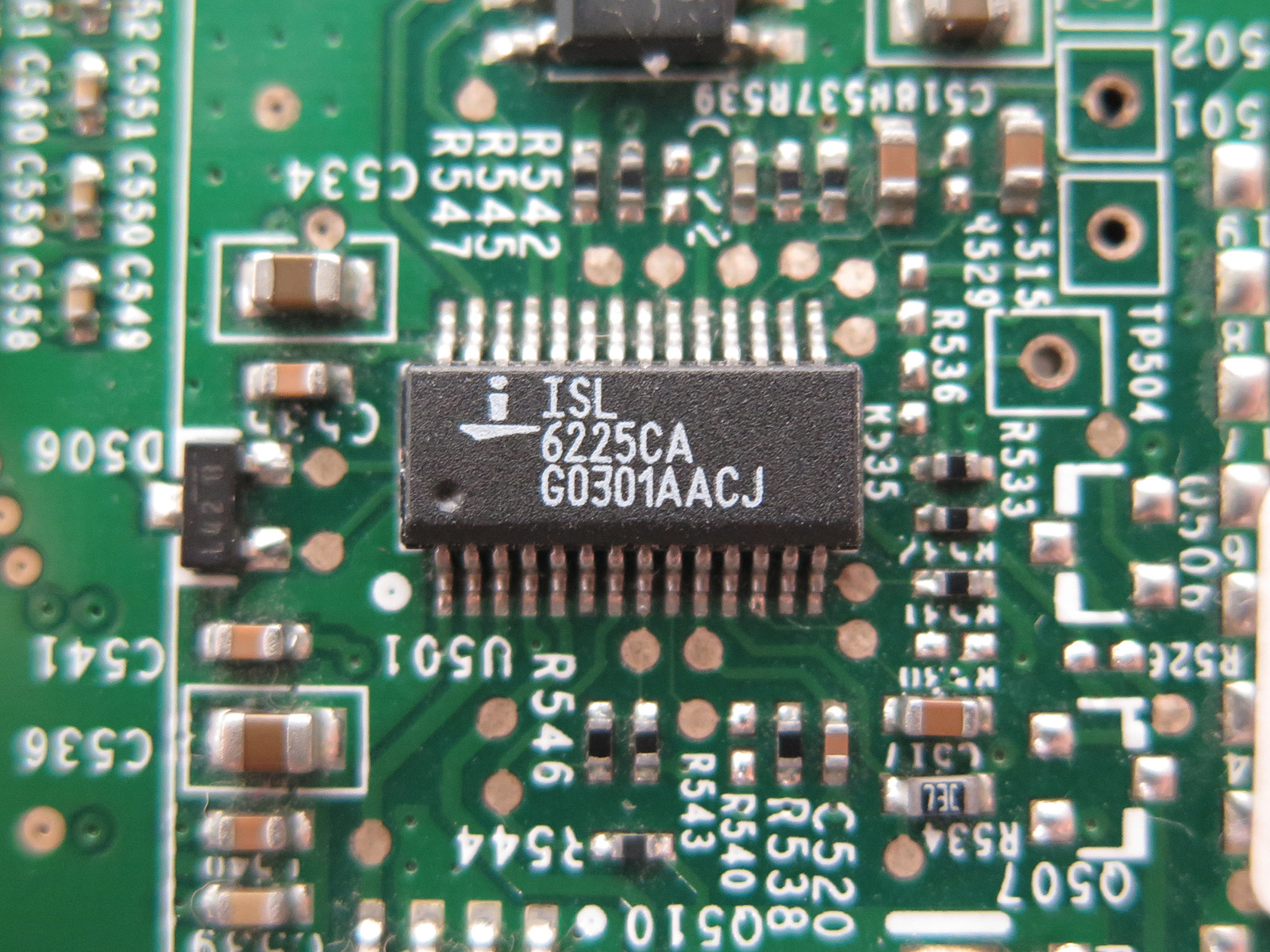 Intersilの「ISL6225CA」はDDRメモリ用のPWMコントローラである。つまり、メモリ用の電源をGPUとは別に生成する必要があったのだ