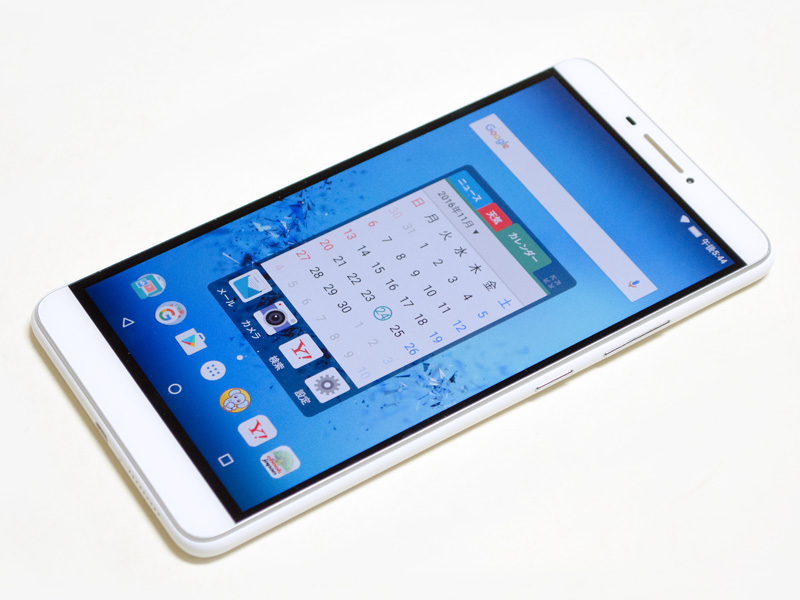 下側面/右側面。下側面に充電用を兼ねたMicro USBとスピーカー。右側面に音量±ボタンと電源ボタン