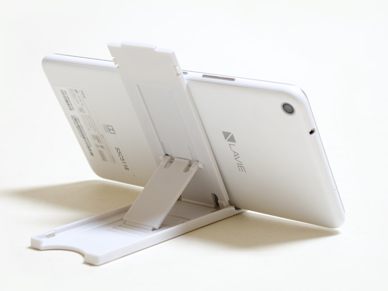 スタンドを使った横位置。縦位置は扉の写真参照。角度を数段階に調整可能