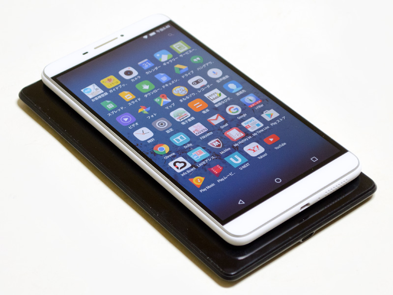 Nexus 7(2013)との比較。同じ7型のパネルだが、フチの幅が狭い分、全体的にコンパクトになっている