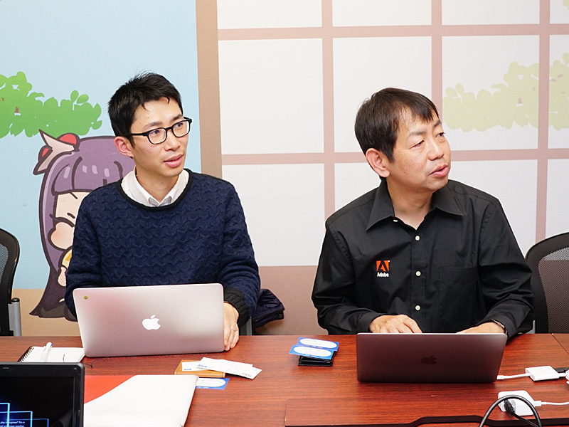 日清食品ホールディングスの山本氏(写真左)とアドビ システムズの岩本氏(右)