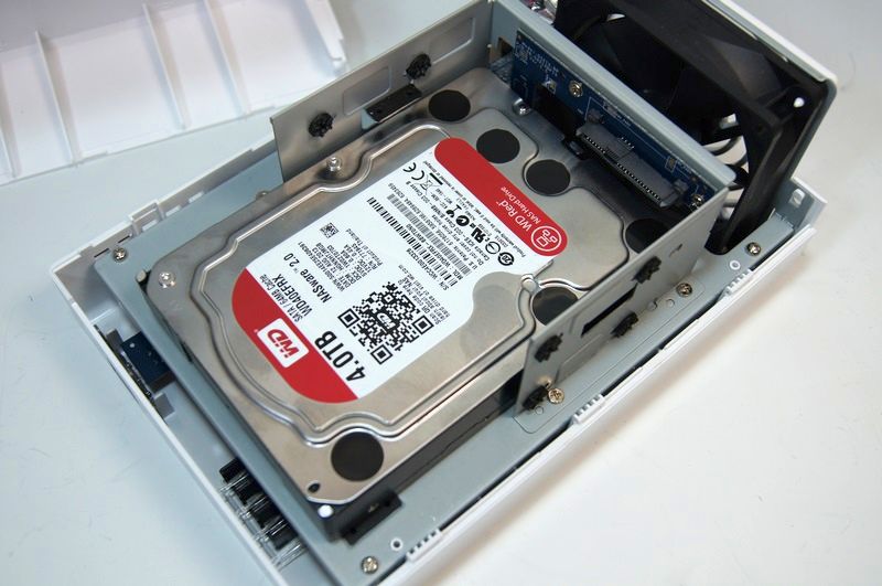 内部にはPCと同じような3.5インチベイがあるので、ここにHDDをスライドさせるように装着。横からネジ止めしておく