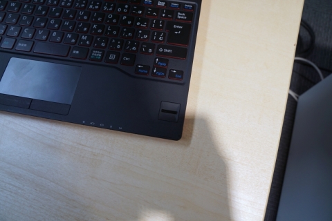 富士通、世界最軽量777gを実現した13.3型モバイルノート ～モバイルに