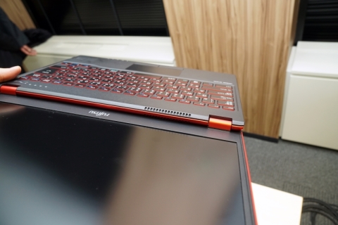 富士通、世界最軽量777gを実現した13.3型モバイルノート ～モバイルに