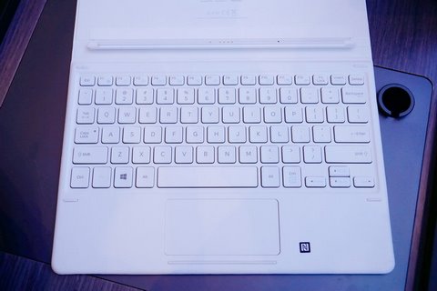 イベントレポート】Samsung、LTE対応Windows 2in1「Galaxy Book