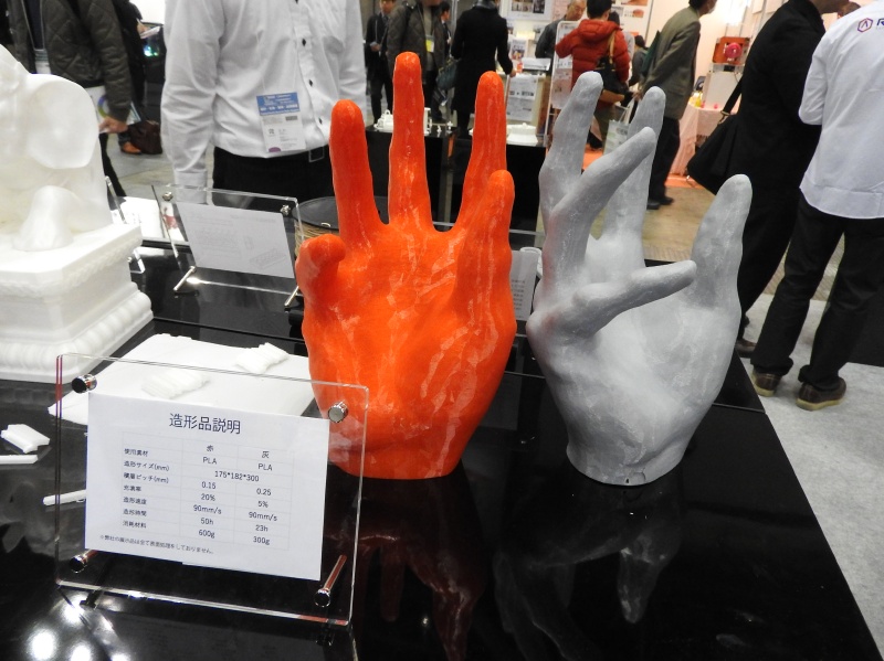 Raise3D N2での出力例。左の赤色の手は積層ピッチ0.15mm、右の灰色の手は積層ピッチ0.25mmである