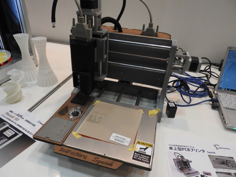 卓上型PCBプリンタ「Squink」。導電性インクや導電性接着剤を使って基板上にパターンをプリントできる