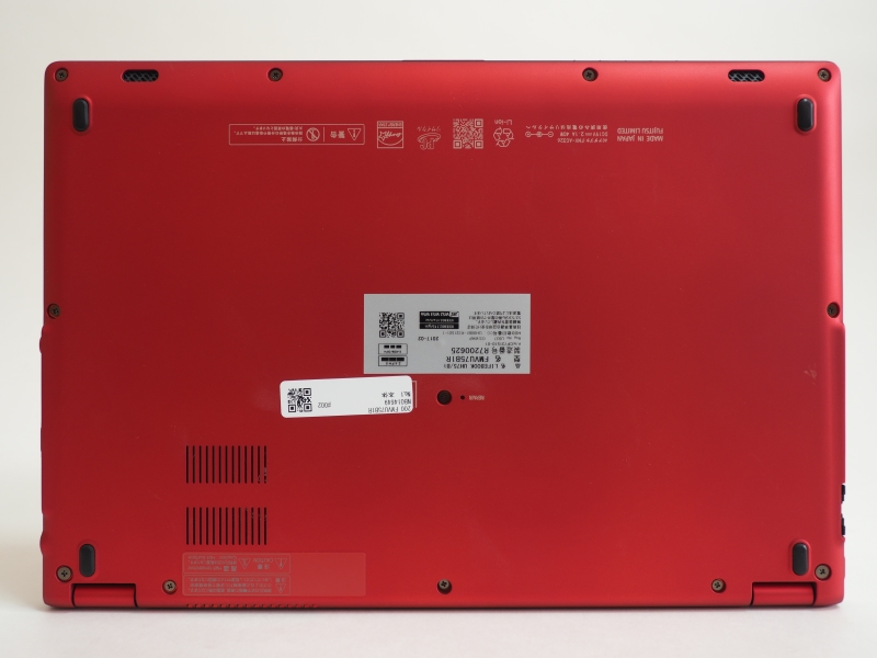 本体底面。左下にあるのは吸気口