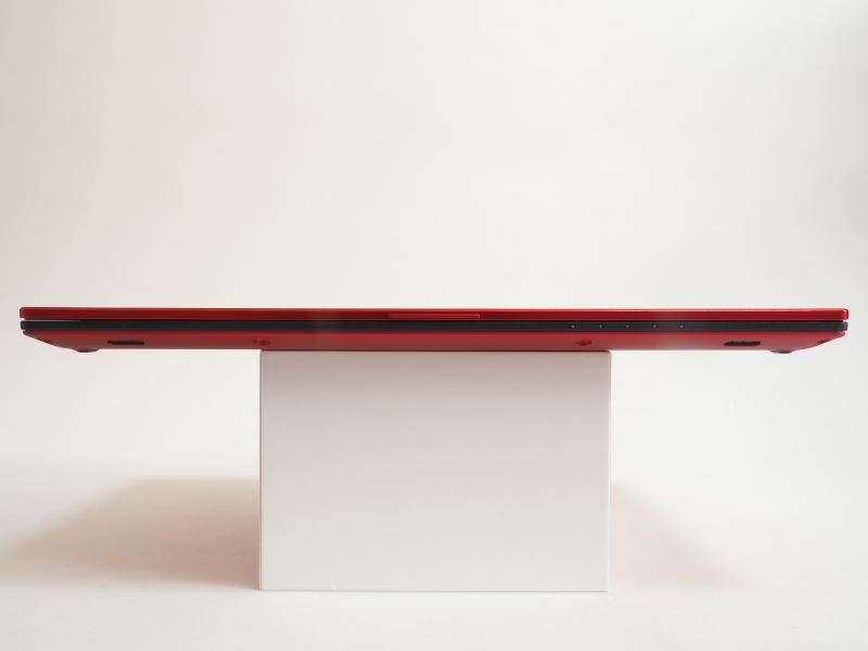 本体前面。中央にはディスプレイを開ける際に指をかける突起が設けられている