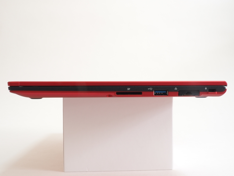 右側面。左からSDカードスロット、USB 3.0 Type-A、Gigabit Ethernet、ケンジントンロックが配置されている