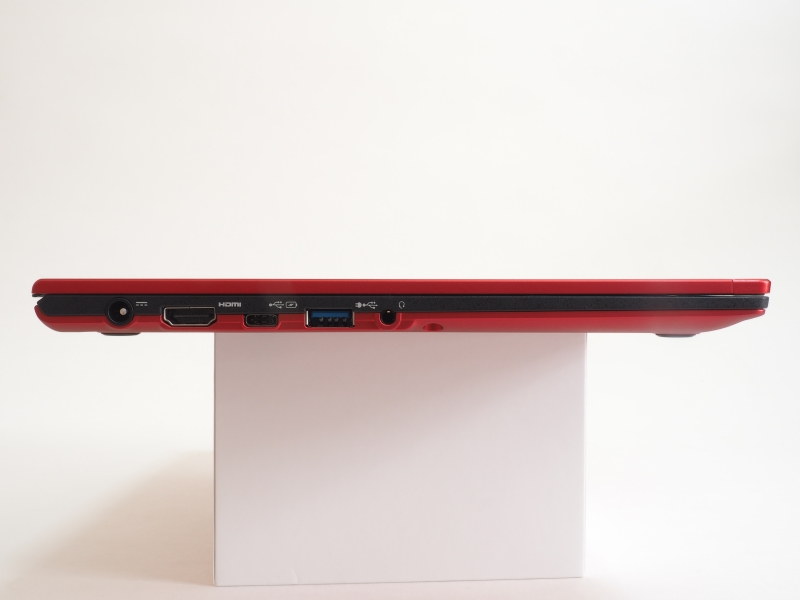 左側面。左から電源、HDMI、USB 3.1 Type-C(USB Power Delivery対応)、USB 3.0 Type-A(電源オフUSB充電機能付き)、マイクロフォン/ヘッドフォンコンボジャックが配置されている