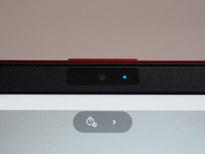 ディスプレイ面Webカメラ部アップ。Webカメラ稼働時はランプが青く点灯する