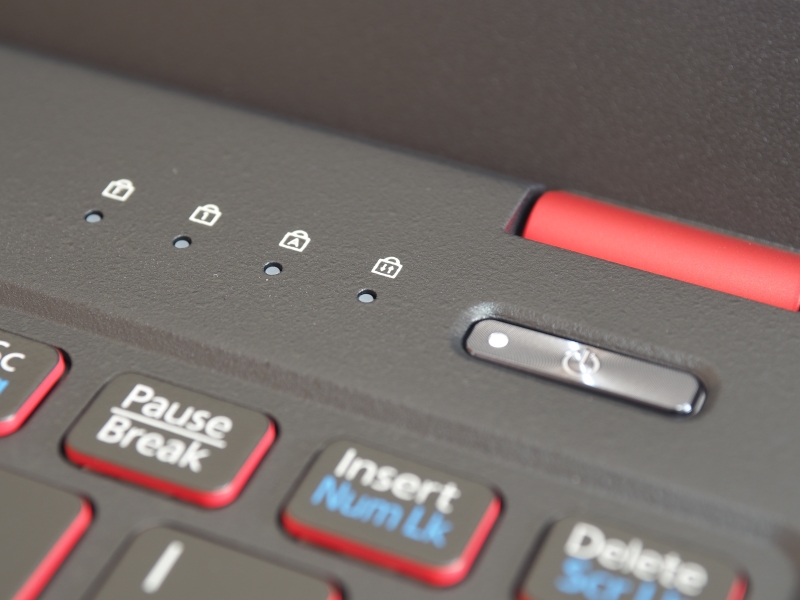 キーボード奥には左からF Lockランプ、Num Lockランプ、Caps Lockランプ、Scroll Lockランプ、電源ボタンが配置されている