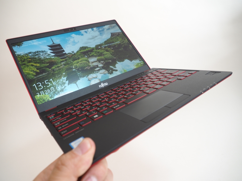 パームレスト部を持って強く上下に振っても、大きくきしんだり、たわんだりすることはない