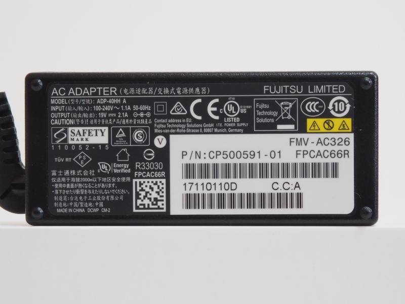 付属のACアダプタは入力100-240V、出力19V、2.1A、容量39.9W