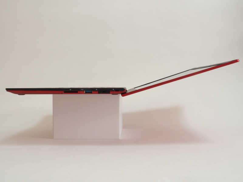 ディスプレイは最大約166度まで開く