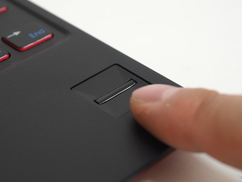 LIFEBOOK UHシリーズはディスプレイを開けばスリープから復帰するので、指紋認証センサーをスライドするだけでWindowsにログイン可能だ。なお指をスライドする方向は、上から下でも、下から上でもOK