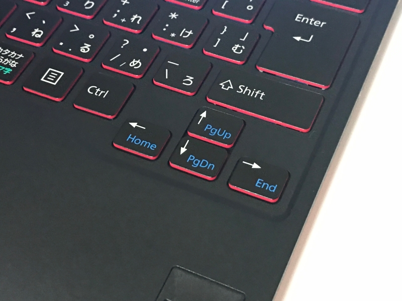 カーソルキーのみ9mmほど下げて配置されているので、手探りでも押しやすいスペースが確保されている