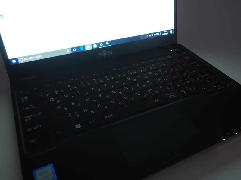 キーボードにバックライトは搭載されていないので、暗所ではディスプレイの明かりを頼りにキーを判別することになる