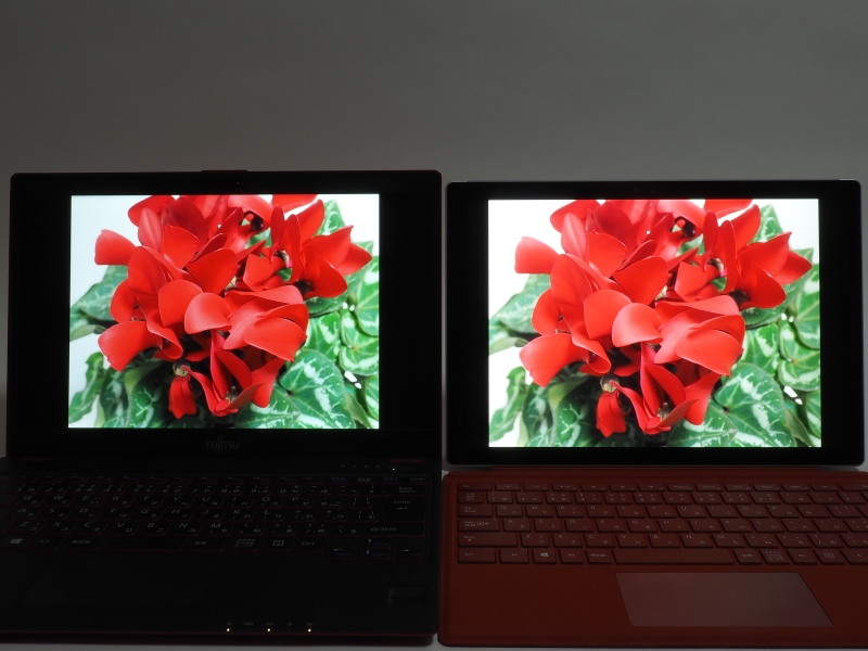 左がLIFEBOOK UH75/B1、右がSurface Pro 4。どちらのディスプレイも色域は公表されていない。UH75/B1の方が、少し青味が強く、また赤が濃く発色されている