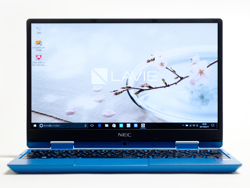 前面。パネル中央下にWebカメラ。狭額縁なのがわかる