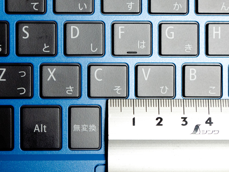 主要キーのキーピッチは約19mm