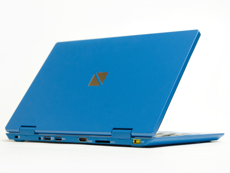 斜め後ろから。厚み18.5mm。バッテリは内蔵式で着脱できない