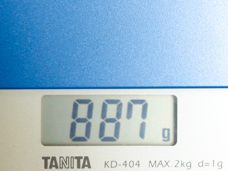 重量は887gと仕様より少し軽い