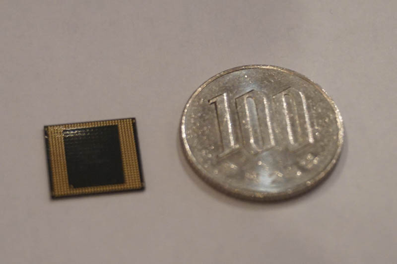 QualcommのSnapdragon 835、100円玉と比較してそのパッケージの小ささは際立っている。この小さなパッケージの中に30億トランジスタが詰まっている