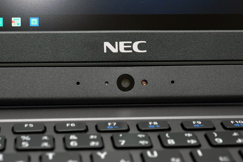液晶下部中央には約92万画素のWebカメラを搭載