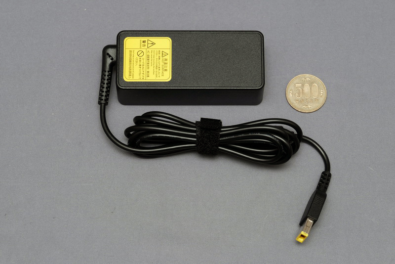 付属ACアダプタは従来モデルと同等