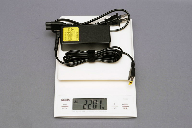 ACアダプタの重量は、電源ケーブル込みで実測220.1gだった