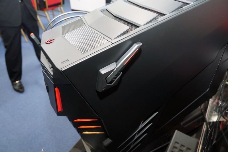 筐体の両側面にヘッドフォンを引っかけるための折りたたみ式フックがある